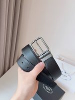 普拉达 Prada 是意大利奢侈品牌，独特的设计结合了流行简约与优雅的气质，完美地衬托出Prada优秀的产品。风格独树一帜！对于喜欢低调不浮夸的商务休闲人士再适