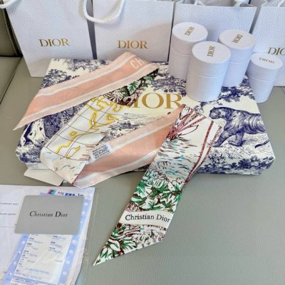迪奥RêVe D'infini丝带！为经典标识注入梦幻元素，全新演绎 Christian Dior 钟爱的星星符号。款式经典，造型修长，两端尖角设计，背面饰以对