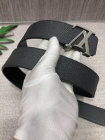 配全套包装礼盒 Lv：原单头层牛皮十字纹面.内衬头层小牛皮底，这款经典而又魅力恒久的腰带外型宽大，带扣和牛仔装相得益彰，彰显一派休闲气息.专柜宽度4.0