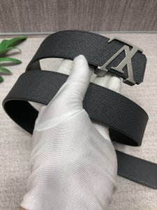 配全套包装礼盒 Lv：原单头层牛皮十字纹面.内衬头层小牛皮底，这款经典而又魅力恒久的腰带外型宽大，带扣和牛仔装相得益彰，彰显一派休闲气息.专柜宽度4.0