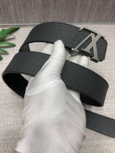 配全套包装礼盒 Lv：原单头层牛皮十字纹面.内衬头层小牛皮底，这款经典而又魅力恒久的腰带外型宽大，带扣和牛仔装相得益彰，彰显一派休闲气息.专柜宽度4.0