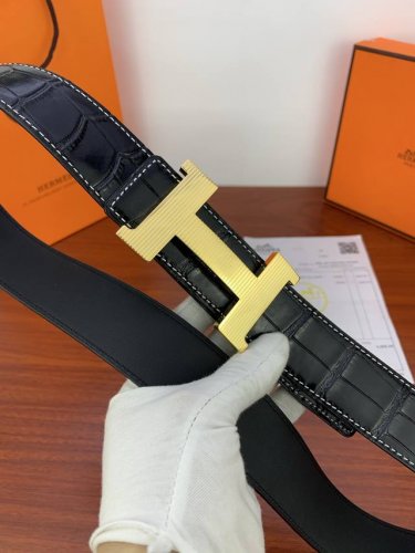爱马仕 五金材质:专柜精品四角花纹扣 真空电镀，工艺精细天然头层鳄鱼纹牛皮，质感超赞，手感柔软，对版车线，对版线色