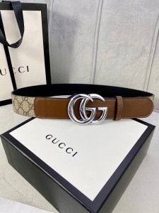 宽度4.0Cm Gucci 这款腰带在早秋系列中惊艳亮相，采用以标志性米色 乌木色组合呈现的品牌双g字母交织图案，与黑色皮革材质相得益彰。双g搭扣采用做旧效果，