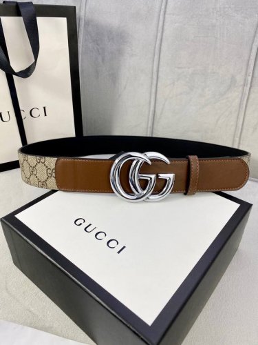 宽度4.0Cm Gucci 这款腰带在早秋系列中惊艳亮相，采用以标志性米色 乌木色组合呈现的品牌双g字母交织图案，与黑色皮革材质相得益彰。双g搭扣采用做旧效果，