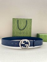 Gucci 宽度3.8Cm 这款宽版腰带饰有双g细节，交织字母图案配件令其更添魅力。这款配饰现已成为gucci的高辨识度单品，一面采用gg Supreme帆布，