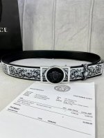 特 宽度4.0Cm Versace 范思哲 此款palazzo腰带采用牛皮革面料制作，并饰有le Pop Classique图案印花和标志性的美杜莎五金配件。