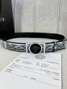 特 宽度4.0Cm Versace 范思哲 此款palazzo腰带采用牛皮革面料制作，并饰有le Pop Classique图案印花和标志性的美杜莎五金配件。
