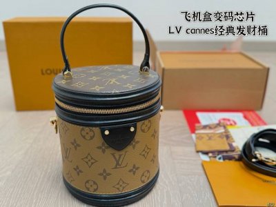 飞机盒变码芯片 Lv Cannes 发家致富第一-步■入个Lv发财桶使用率100%的这款Lv圆桶 容量真的巨巨巨大++ 手机 粉饼 卡包都塞得下 怪不得总有人说