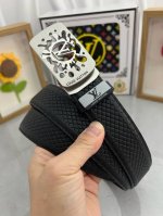 品名：Lv..路易..威登自动带 材质：原单牛皮腰带 百分百头层牛皮腰带保证真皮，24K纯钢扣，专柜原单品质、做工精细，时尚大牌，送人自用首选 包装： 请认准如