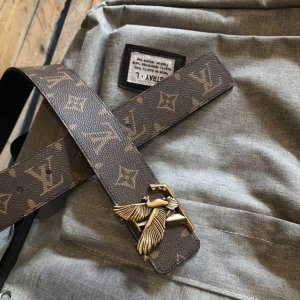 特 Lv Dove 双面腰带宣示 .秋冬秀场的潮流主旨。飞鸽衔橄榄枝振臂展翅，化身 Lv 搭扣的 V 字，于中央熠熠生辉。经典 Monogram 图案和素净色彩