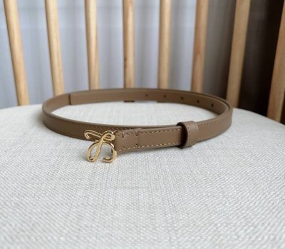 Loewe 罗意威 专柜最新同款腰带 选用光滑牛皮革腰带 饰以金属anagram Pebble针扣五孔调节 卓越的工艺 个性的造型 精美的材质 宽:1.5