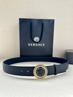 特 宽度4.0Cm Versace 范思哲 此款柔软的皮带饰3D美杜莎腰带扣，可搭配正装或休闲牛仔装。