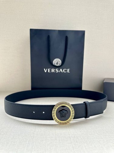 特 宽度4.0Cm Versace 范思哲 此款柔软的皮带饰3D美杜莎腰带扣，可搭配正装或休闲牛仔装。