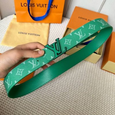 寬：40Mm 驢家新品 雙面均可使用 一面為柔軟的十字紋小牛皮 另一面配以色彩繽紛的帆布製作 全新字母搭扣設計與腰帶搭配相呼應 成為獨特的亮眼之作！