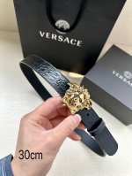 特 Versace宽度3.0Cm 此款腰带由优质皮革制成，饰有la Greca彰显个性设计。该铆钉腰带饰有la Greca五金搭扣配件，打造versace造型。