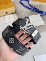 品名： Lv..路易..威登腰带皮带原单 型号：挂扣，经典纯钢材质花纹挂扣，头层牛皮，图片实物拍摄 材料：头层牛皮，挂扣系列，纯钢材质扣头，钯镀电镀工艺永不掉色