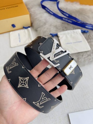品名： Lv..路易..威登腰带皮带原单 型号：挂扣，经典纯钢材质花纹挂扣，头层牛皮，图片实物拍摄 材料：头层牛皮，挂扣系列，纯钢材质扣头，钯镀电镀工艺永不掉色