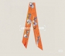 爱马仕Hermes “太空赛马”Twilly小丝巾 Twilly小丝巾 100%桑蚕丝 重磅18姆米斜纹面料 这款小巧的真丝配饰佩戴方式千变万化，可为您的日常造