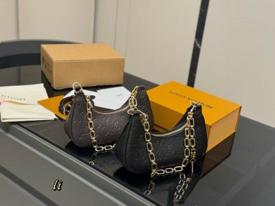 配折叠盒飞机盒 Lv Catchy 小号 Catchy 小号手袋为帆布勾勒牛皮革饰边，以经典 Monogram 图案致敬品牌传统，成就又一灵巧之选。利落构型令日