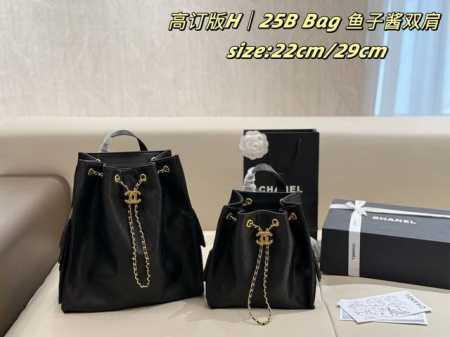 新品 折叠盒 Chanel 25B Bag 鱼子酱双肩 25Bag火的一塌糊涂又紧跟着推出双肩包系列 保留25Bag的包型、在原来的基础上增加双肩背法！侧面依旧 - 点击图像关闭