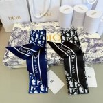 新款D字母这款 迪奥Montaigne Mitzah 发带丝巾从标志性的 Dior 精品店地址汲取灵感，老花字母配条纹的款式经典，造型修长，两端尖角设计，背面饰