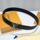 Lv Dimension 4.0腰带将经典格调引入新颖尺幅设计。皮革压印 Lv 字母、与纤秀 Lv 字母搭扣相映成趣，令品牌标识低调完成潮流蜕变