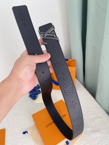 特 Lv.路易威登 高版本 40Mm宽度 正品一体铸造五金钢扣，原厂皮料 双面原厂定制牛皮面料；性价比高.全套包装.