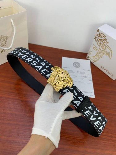 特 P200 宽度3.8Cm Versace 范思哲 爆款十字纹印花搭配经典人头：此款腰带配有醒目的美杜莎头像搭扣，可为任何造型增添几分立体雅致效果。