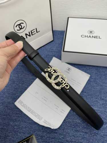 品牌香奈儿女带 描述双面原版皮可调节式皮带，小牛皮材质，配有钯金色和银色钢金属扣 牛皮材质 不锈钢 香奈儿扣 2.0厘米 意大利制造 腰带为意大利尺寸，请在购买
