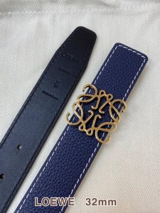 loewe 罗意威 专柜同款 选用柔软双面小牛皮制作而成3.2厘米宽度十分百搭，简单潮流