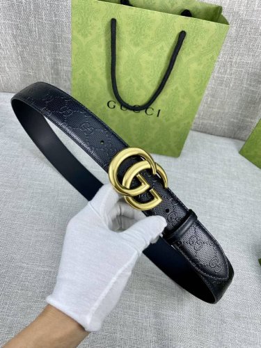宽度4.0Cm 搭配原版皮带扣 、腰带以采用热压印技术的gucci Signature皮革精制而成，触感厚实，印花图案清晰分明带身点孔细节，反射gucci Si