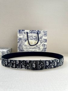 宽度3.5 Cm Dior 迪奥两面腰带款式迷人多样，采用多种材质精心打造，为各式廓形增添点睛之笔，彰显优雅醒目的气质。向迪奥钟爱的细节艺术致敬，彰显非凡的高雅