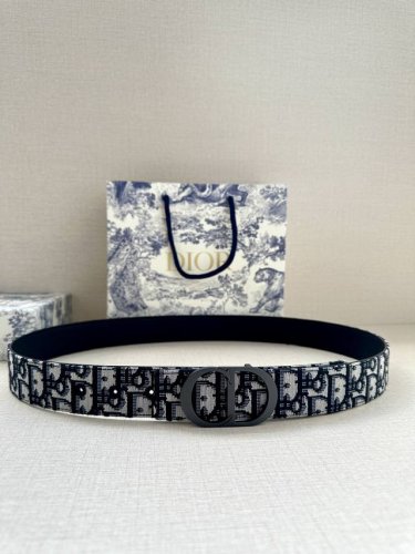 宽度3.5 Cm Dior 迪奥两面腰带款式迷人多样，采用多种材质精心打造，为各式廓形增添点睛之笔，彰显优雅醒目的气质。向迪奥钟爱的细节艺术致敬，彰显非凡的高雅