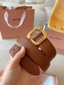 广州工厂P直发Miu Miu这款皮革腰带设计简约而优雅。金属搭扣饰以Miu Miu徽标，品牌格调一览无余。结合金属细节和标志性元素，彰显Miu Miu腰带的精致