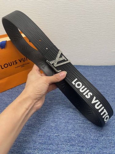 louis Vuitton 经典原单品质，荔枝纹压花搭配原版皮底，原单精品挂扣，精工制作，细节看图，实物拍摄，高端奢华，宽度4.0Cm