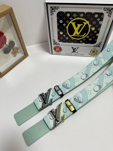 品名：Lv..路易..威登 材质：原单牛皮腰带 百分百头层牛皮腰带保证真皮，24K纯钢扣，专柜原单品质、做工精细，时尚大牌，送人自用首选 包装： 请认准如图专柜