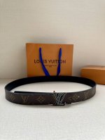 特 Lv Initiales 3.0宽双面腰带以牛皮革搭配品牌标志性的 Damier Cobalt 帆布，丰富时尚造型选择。牛皮革面适合商务造型，反面的 Dam
