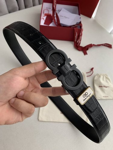 品名：菲拉格慕原单 型号：挂扣，原版新款扣头，实物拍摄，头层牛皮 材料：百分百头层牛皮，保证真皮。24K纯铜扣双面可用专柜同等质量， 鳄鱼纹，双面黑色，送人自用