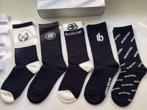 特 Balenciaga 巴黎世家大巴黎新品女款长筒袜子 一盒五双 纯棉材质织造，上脚柔软舒适，精挑细选的颜色搭配最新大巴黎Logo大牌出街，潮人必备超好搭