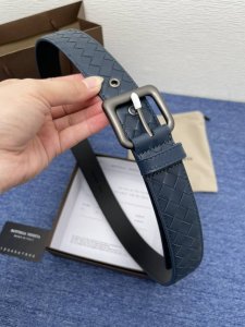 Bottega、Venta 葆蝶家 这家的产品上没有任何的Logo，但是人们还是可以一眼辨认出来，独特的Intrecciato编织技术非常独特，五金相呼应的编织