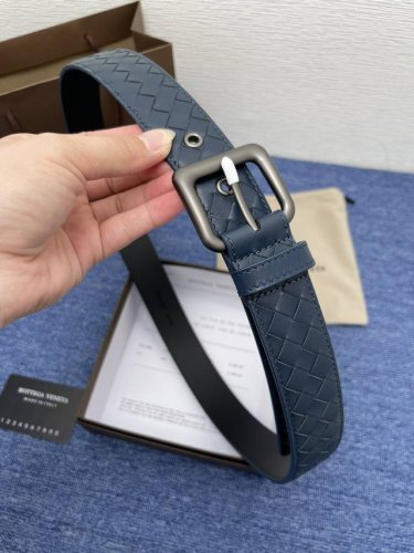 Bottega、Venta 葆蝶家 这家的产品上没有任何的Logo，但是人们还是可以一眼辨认出来，独特的Intrecciato编织技术非常独特，五金相呼应的编织