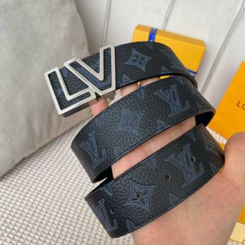 寬40Mm 同步新款！Lv Shape雙面腰帶以全新togo荔枝紋小牛皮 壓花絲印而成的藍色大logo圖案 搭配亮光lv Shape搭扣 外形時尚.正裝和便裝皆