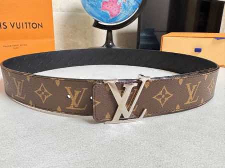 -Lv Fiower双面腰带取材Monogram涂层帆布，借背面皮革的Lvfiower压纹彰显Pharrell Williams设计的崭新标识。搭配经典字母挂扣 - 点击图像关闭