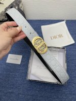 迪奥550 3.5Cm。 特 这款 Montaigne Avenue 腰带从同名手袋汲取灵感，采用黑色光滑 牛皮革精心制作，质感柔软，设计优雅，饰以富有光泽的新
