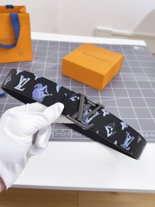 寬：40Mm 驢家新品 今季男士新品腰带 Togo荔枝纹料衬托小牛皮底 丝印花卉 色彩缤纷 搭配经典字母砂面搭扣 多色选 双面用