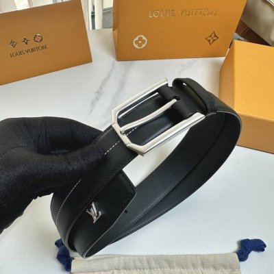 原版包裝 L0Uis Vuitt0N 今季新品 原單腰帶 寬度35毫米 雙面進口小牛皮 尾部獨特的尾巴五金設計 帶身機車縫白色線 線條流暢工整 與黑色皮革形成鮮
