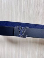 当季新款到货，4.0一面小牛皮兰荔枝纹纹压花，一面小牛皮平纹皮，精品扣实物实拍，官网同步，。布纹扣。