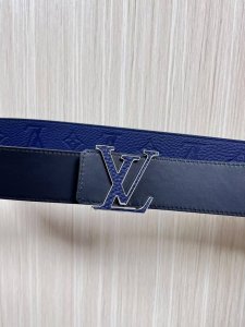 当季新款到货，4.0一面小牛皮兰荔枝纹纹压花，一面小牛皮平纹皮，精品扣实物实拍，官网同步，。布纹扣。