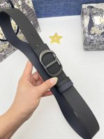 迪奥 3.5Cm 这款 30 Montaigne Avenue 腰带从同名手袋汲取灵感，是二零二三年秋季新品。采用黑色光滑 牛皮革精心制作，质感柔软，设计优雅，