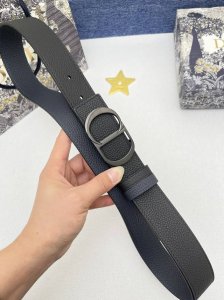 迪奥 3.5Cm 这款 30 Montaigne Avenue 腰带从同名手袋汲取灵感，是二零二三年秋季新品。采用黑色光滑 牛皮革精心制作，质感柔软，设计优雅，
